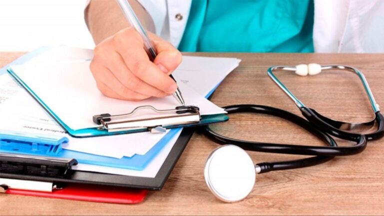 DNU 70/23: cuotas médicas suben 500% y 1,2 millones quedan sin cobertura