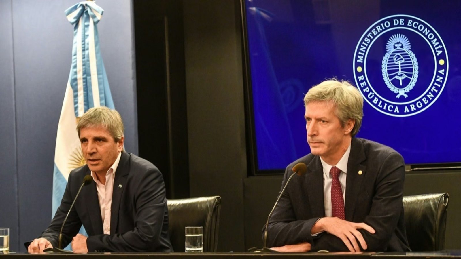 Exigen a la Justicia que un banco vinculado a Caputo informe sobre el oro