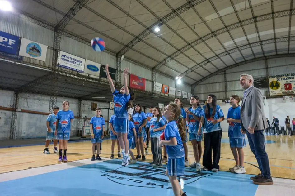 El gobernador inauguró obras de infraestructura deportiva en Feliciano y entregó luminarias a tres clubes