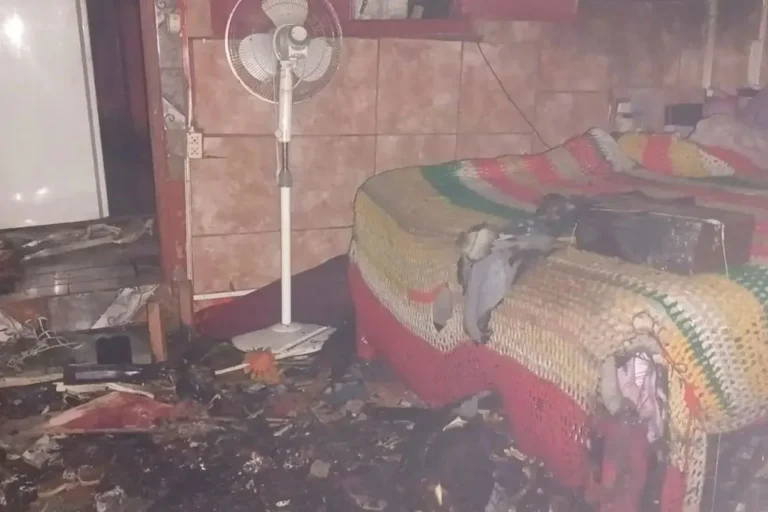 Anciano de 94 años, delicado tras incendio causado por una vela