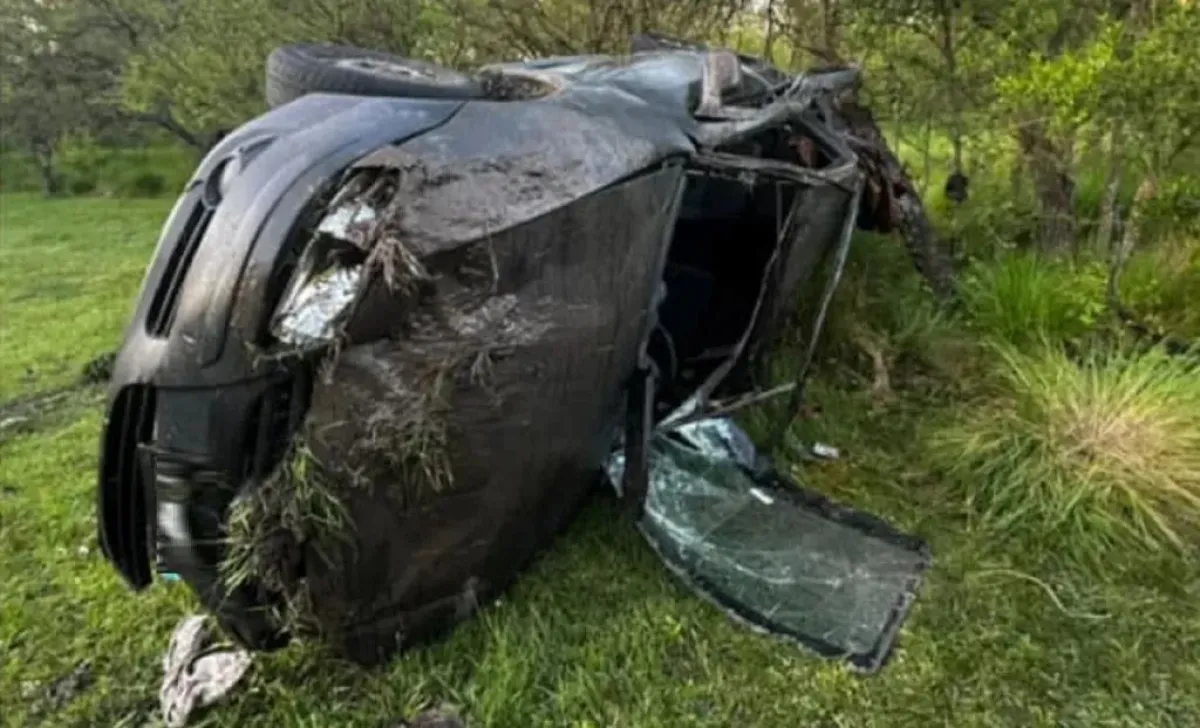 Vuelco en María Grande: conductor esquiva un pozo y termina volcado
