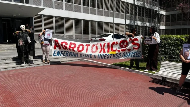 Protesta en Tribunales contra fumigaciones a diez metros