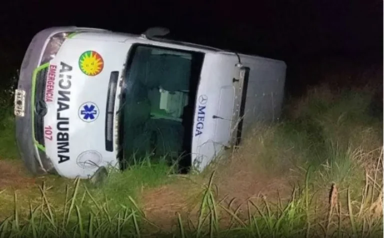 Vuelca ambulancia con cuatro ocupantes en Ruta 12