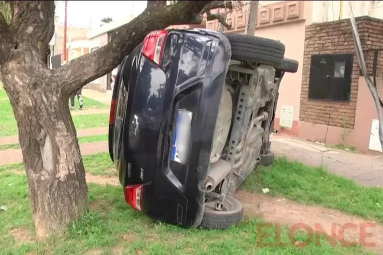 Accidente: volcó y quedó atrapado entre un árbol y la vereda