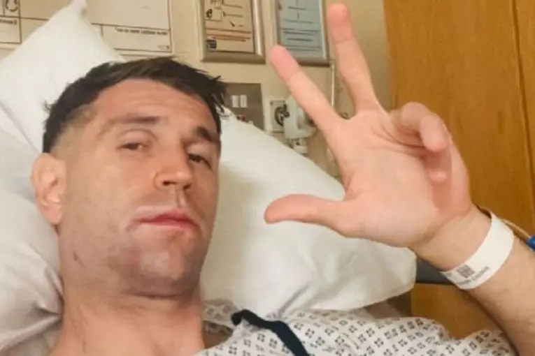 Dibu Martínez, operado con éxito de la fractura de mandíbula y listo para volver