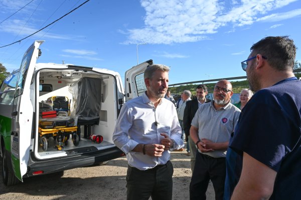 Frigerio entregó una ambulancia y recorrió obras en la escuela de Ceibas