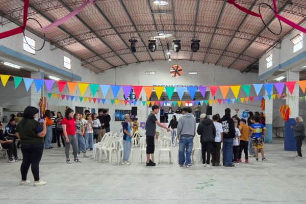 Adolescentes de Paraná celebran la primavera con arte y recreación
