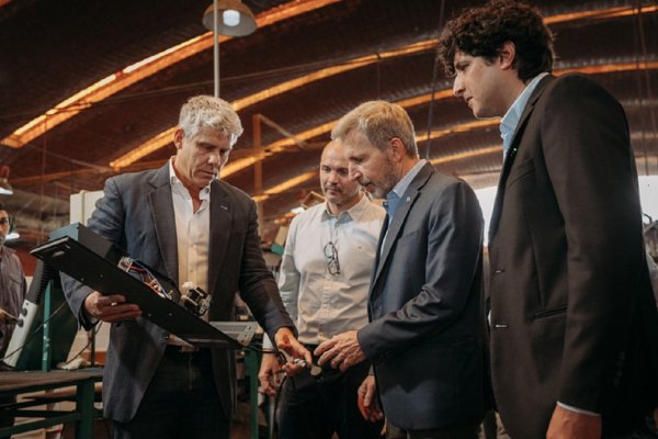 Frigerio visitó Longvie y recorrió su planta clave de electrodomésticos