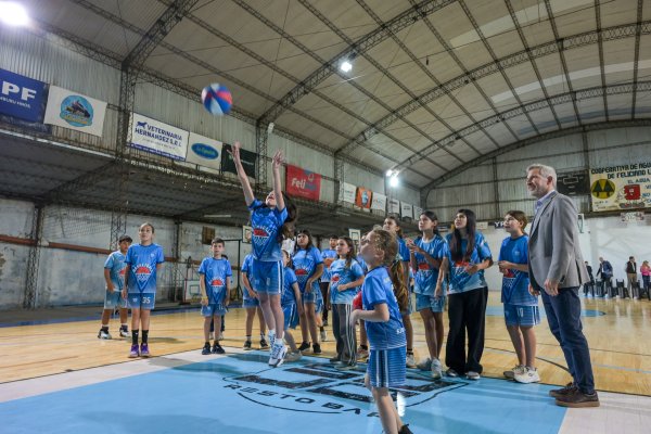 Feliciano inaugura obras deportivas y entrega luminarias a tres clubes